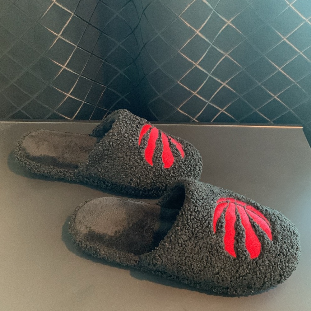 Men’s Raptors Slippers - Picture 6 of 12
